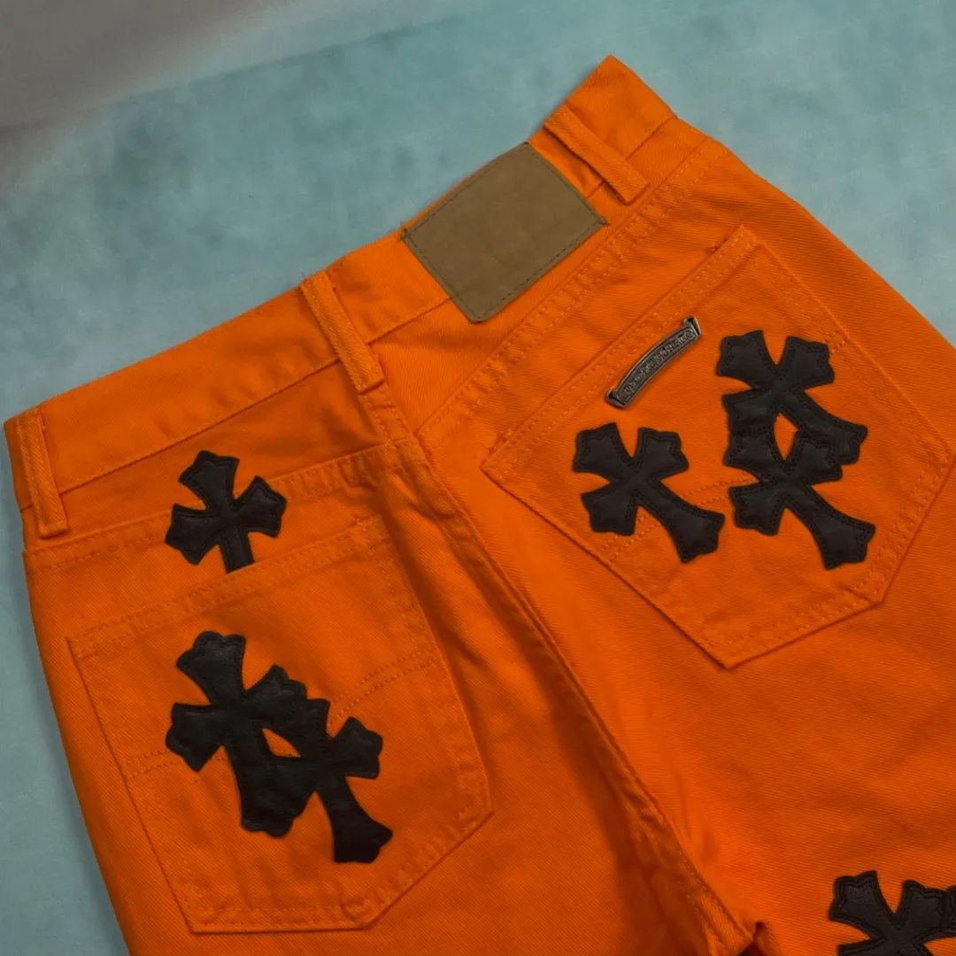 🅿️280 🔘Style No.-KL159 🔘Cro Heart𝐂𝐡𝐫𝐨𝐦𝐞 𝐇𝐞𝐚𝐫𝐭 Orange Cow King patchwork leather cross flared jeans* This Crow Heart orange Cow King jeans are really a treasure in the fashion circle! It is made of high-quality denim fabric, which is very thick and has great texture. The bright orange color is particularly eye-catching, and it will definitely turn heads when walking on the street! The black cross element on the top is the classic logo of Crow Heart. The lambskin is accurately sewn on using laser alignment technology, which is particularly delicate. The hardware is also specially customized, durable and stylish. The overall distressed and washed process makes the pants full of retro charm, and the texture of each pair is unique. To match, wear a simple white cotton short T-shirt and a pair of white shoes to look youthful and fashionable. If you want to be cooler, wear a black leather jacket and Martin boots to instantly become a street trendy person! It can be worn by both men and women, and it is even more eye-catching when couples wear it together, easily becoming the focus of fashion!  Size: S M L XL (28.30.32.34) Color: Orange